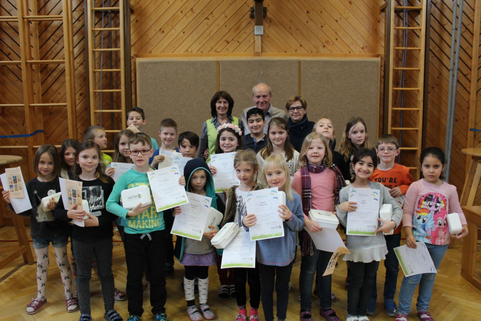 Kinder bei der Preisverleihung in Weiden